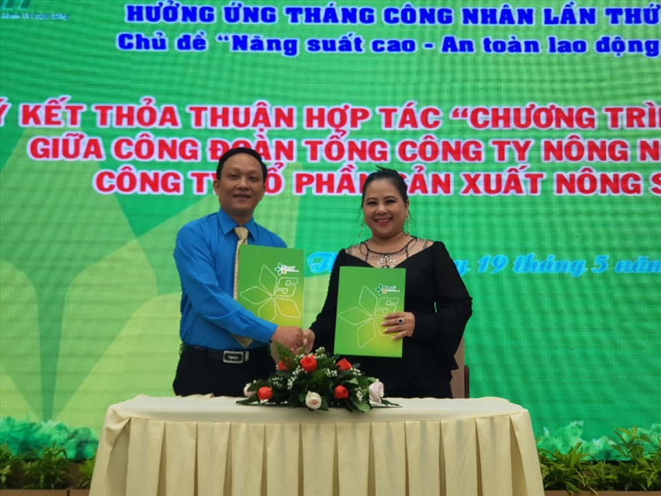 Ông Đinh Anh Sâm, Chủ tịch Công đoàn Tổng Công ty Nông nghiệp Sài Gòn ký thỏa thuận hợp tác với doanh nghiệp để cung cấp sản phẩm giảm giá so với thị trường cho công nhân lao động thuộc Tổng Công ty. Ảnh Nam Dương