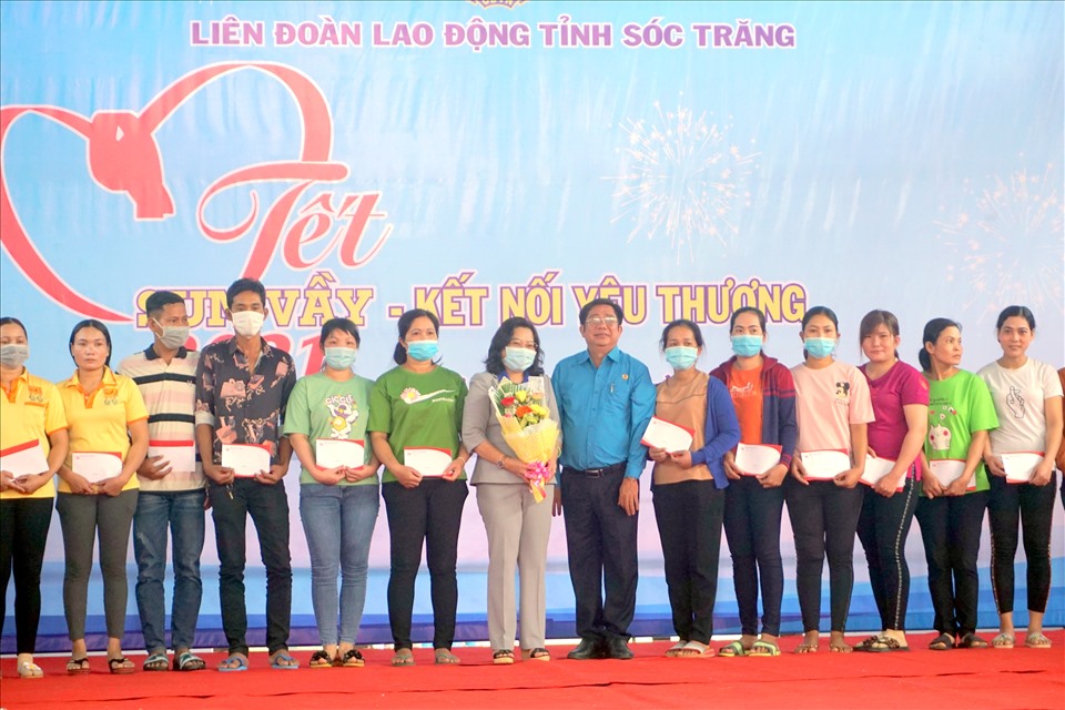 Trên 1.400 phần quà đến với công nhân Sóc Trăng nhân Tết sum vầy (ảnh Nhật Hồ)