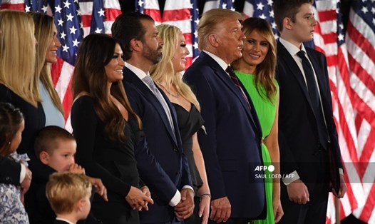 (Từ phải qua trái) Barron Trump, Đệ nhất phu nhân Melania Trump, Tổng thống Mỹ Donald Trump, Tiffany Trump, Donald Trump Jr. và Kimberly Guilfoyle trong sự kiện tại Nhà Trắng, thủ đô Washington, D.C, ngày 27.8.2020. Ảnh: AFP.