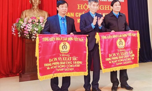 Ông Trần Văn Thuật - Phó Chủ tịch Tổng Liên đoàn Lao động Việt Nam (giữa) - trao Cờ thi đua đơn vị xuất sắc cho các tập thể. Ảnh: Diệu Thúy