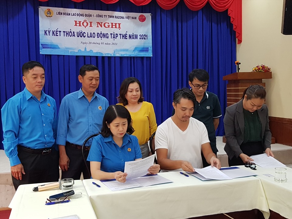 Đại diện LĐLĐ Quận 1 và Ban giám đốc doanh nghiệp ký thỏa ước lao động tập thể. Ảnh Nam Dương