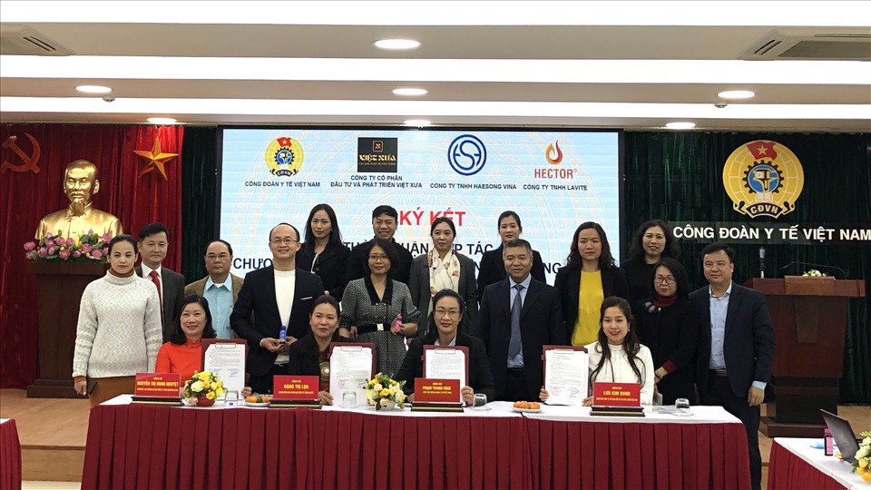 Công đoàn Y tế Việt Nam ký kết thoả thuận hợp tác chương trình phúc lợi cho đoàn viên công đoàn, người lao động ngành y tế với 3 đối tác. Ảnh: Bảo Hân