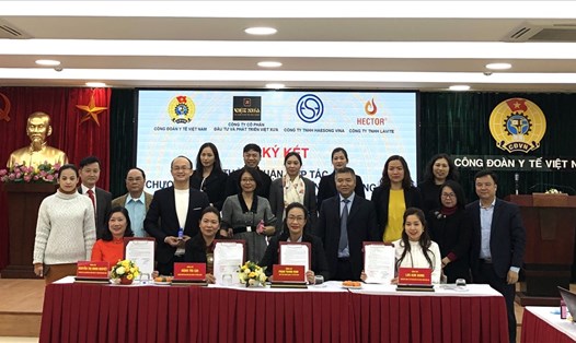 Công đoàn Y tế Việt Nam ký kết thoả thuận hợp tác chương trình phúc lợi cho đoàn viên công đoàn, người lao động ngành y tế với 3 đối tác. Ảnh: Bảo Hân