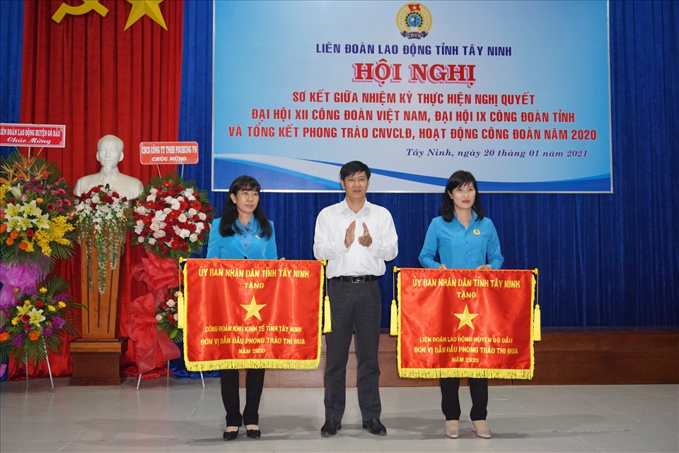 Ông Nguyễn Thành Tâm - Bí thư Tỉnh ủy, Chủ tịch HĐND tỉnh Tây Ninh - trao Cờ thi đua UBND tỉnh cho các tập thể. Ảnh: Quốc Tiến
