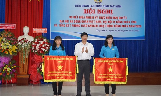 Ông Nguyễn Thành Tâm - Bí thư Tỉnh ủy, Chủ tịch HĐND tỉnh Tây Ninh - trao Cờ thi đua UBND tỉnh cho các tập thể. Ảnh: Quốc Tiến