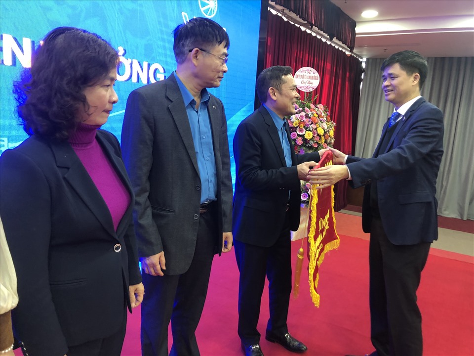 Phó Chủ tịch Tổng LĐLĐVN Ngọ Duy Hiểu tặng Cờ thi đua của Tổng LĐLĐVN cho các đơn vị của Công đoàn TCty Hàng hải Việt Nam. Ảnh: Hà Anh