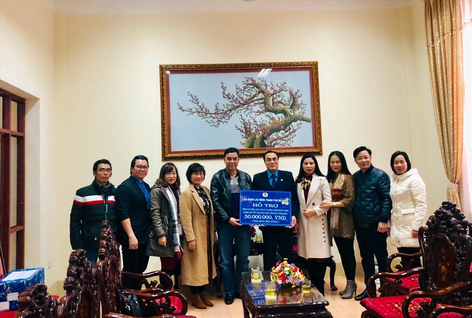 Đoàn công tác của LĐLĐ TP.Đà Nẵng trao kinh phí hỗ trợ là 50 triệu đồng cho Ban Thường vụ LĐLĐ tỉnh Lào Cai. Ảnh: Thanh Hùng