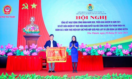 LĐLĐ huyện Yên Thành nhận Cờ thi đua của LĐLĐ tỉnh Nghệ An. Ảnh: Anh Tuấn