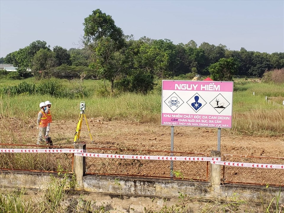 Xử lý dioxin bên trong sân bay Biên Hoà. Ảnh: Hà Anh Chiến