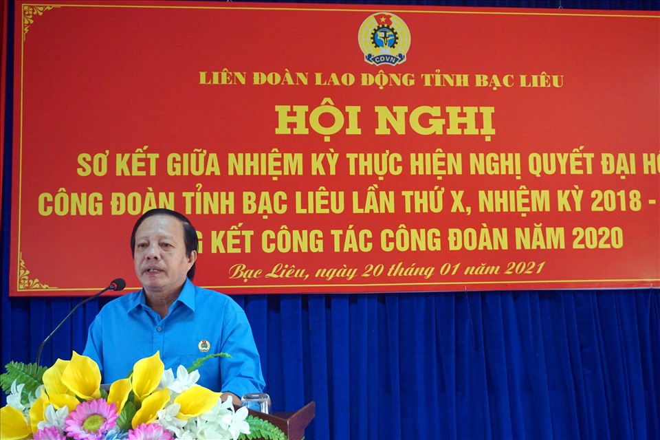 Chủ tịch LĐLĐ tỉnh Bạc Liêu Nguyễn Văn Khanh phát biểu tại hội nghị (ảnh Nhật Hồ)