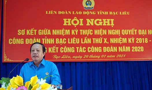 Chủ tịch LĐLĐ tỉnh Bạc Liêu Nguyễn Văn Khanh phát biểu tại hội nghị (ảnh Nhật Hồ)