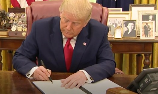 Tổng thống Donald Trump ký một loạt lệnh ân xá trong ngày cuối tại vị. Ảnh chụp màn hình