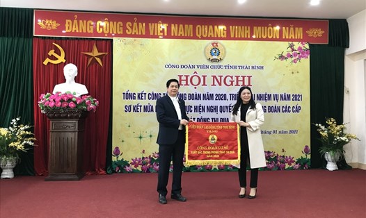 Đại diện lãnh đạo LĐLĐ tỉnh Thái Bình trao cờ thi đua tặng tập thể xuất sắc năm 2020. Ảnh: Bá Mạnh
