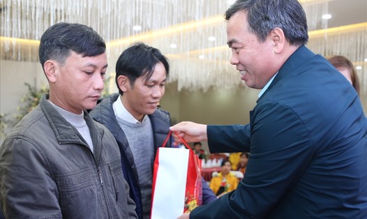 Ông Nguyễn Đăng Quang - Phó Bí thư Thường trực Tỉnh ủy Quảng Trị tặng quà cho người lao động tại chương trình Tết sum vầy 2021. Ảnh: Hưng Thơ