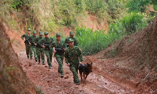 Các cán bộ, chiến sĩ trẻ biên phòng tỉnh Lạng Sơn tuần tra biên giới, ngăn chặn xuất nhập cảnh trái phép. Ảnh: Phạm Đông