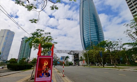 Đường phố Đà Nẵng được trang hoàng chào mừng Đại hội 13 của Đảng.