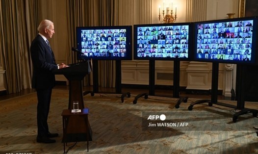 Tổng thống Joe Biden tuyên thệ trực tuyến tại Nhà Trắng sau lễ tuyên thệ nhậm chức ở Điện Capitol. Ảnh: AFP