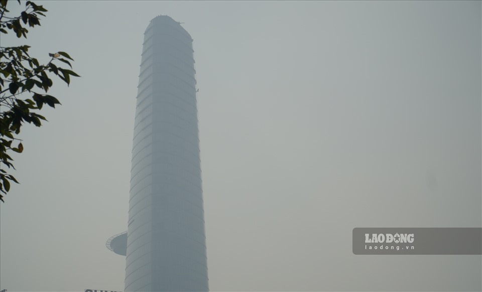 Mù khô dày đặc tiếp tục bao phủ toàn TPHCM. Ảnh: Ngọc Lê