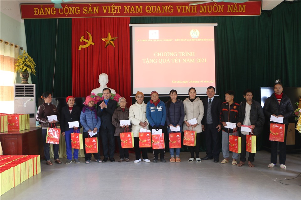 Đoàn trao quà tới các gia đình khó khăn. Ảnh: Mạnh Cường