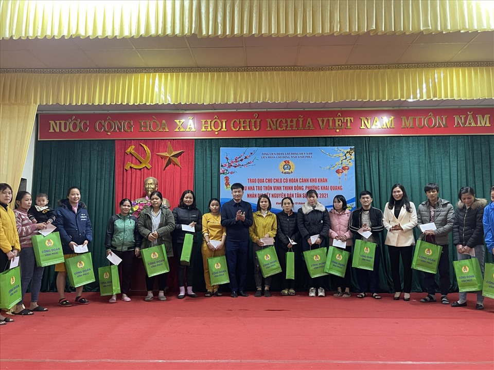 Lãnh đạo LĐLĐ tỉnh Vĩnh Phúc trao quà tới CNLĐ có hoàn cảnh khó khăn. Ảnh: Huyền Trang