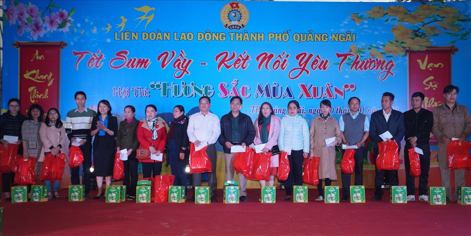 LĐLĐ TP.Quảng Ngãi tổ chức Chương trình "Tết Sum vầy - Kết nối yêu thương năm 2021" cho người lao động có hoàn cảnh khó khăn. Ảnh: Thanh Thủy