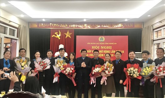 Lãnh đạo LĐLĐ tỉnh Nghệ An tặng hoa chúc mừng 8 Ủy viên Ban Chấp hành LĐLĐ tỉnh nhiệm kỳ 2018 - 2023. Ảnh: Thanh Thủy