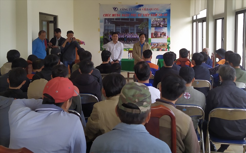 Công đoàn Khu kinh tế Dung Quất và các Khu công nghiệp Quảng Ngãi tặng quà cho 107 đoàn viên, người lao động có hoàn cảnh khó khăn. Ảnh: Xuân Quang