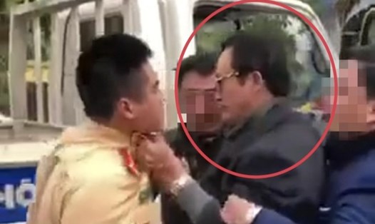 Hình ảnh ông Đạt túm cổ CSGT ở thành phố Tuyên Quang hôm 11.1. Ảnh: Cắt từ clip.