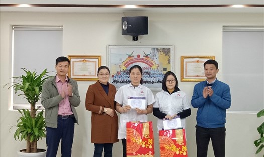 Liên đoàn Lao động huyện Thường Tín  tặng quà tết cho công nhân lao động khó khăn dịp Tết Tân Sửu. Ảnh: A.Dương
