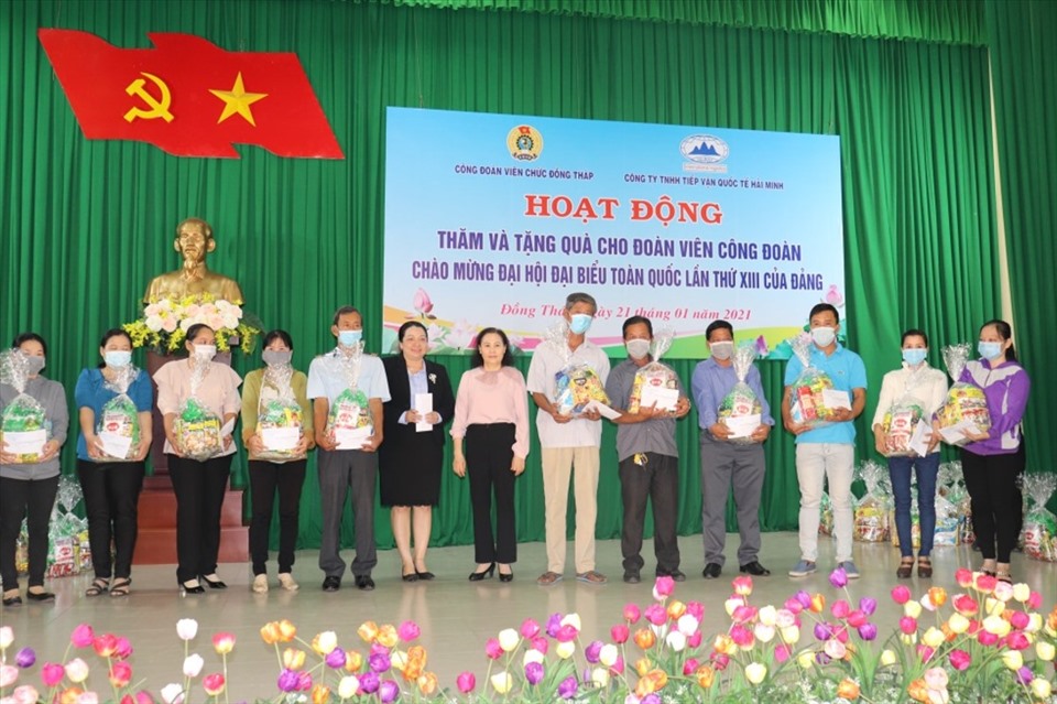 Lãnh đạo LĐLĐ tỉnh Đồng Tháp và lãnh đạo Đảng ủy Khối các cơ quan tỉnh trao quà cho đoàn viên. Ảnh: Lưu Hùng