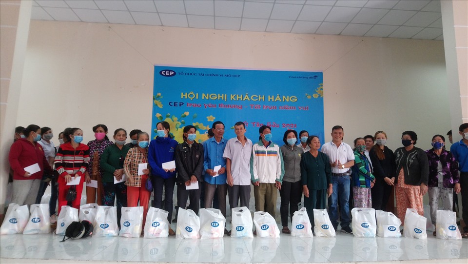 Ông Phan Công Trực - Giám đốc chi nhánh CEP Vĩnh Long (thứ nhất, áo trắng, từ phải sang) trao quà tết cho khách hàng thành viên ở Long Hồ. Ảnh: Thanh Thủy
