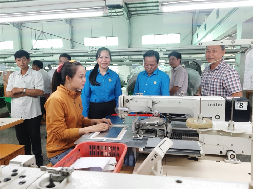 Đồng chí Thạch Thị Thu Hà, Chủ tịch LĐLĐ tỉnh Trà Vinh, thăm hỏi công nhân Công ty TNHH Giày da Mỹ Phong. Ảnh: Trí Dũng