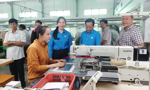 Đồng chí Thạch Thị Thu Hà, Chủ tịch LĐLĐ tỉnh Trà Vinh, thăm hỏi công nhân Công ty TNHH Giày da Mỹ Phong. Ảnh: Trí Dũng