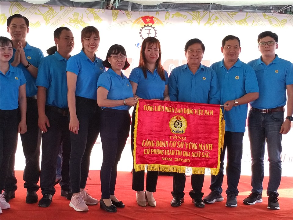 Trao Cờ thi đua Tổng LĐLĐVN cho CĐCS CTy TNHH Giày ChingLuh. Ảnh: K.Q