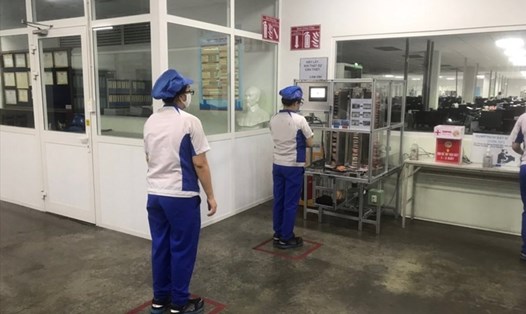 "Cây ATM mì tôm" - một trong những sáng kiến của Công ty TNHH Mabuchi Motor Đà Nẵng - để hỗ trợ người lao động khó khăn do dịch bệnh. Ảnh: Trà Giang