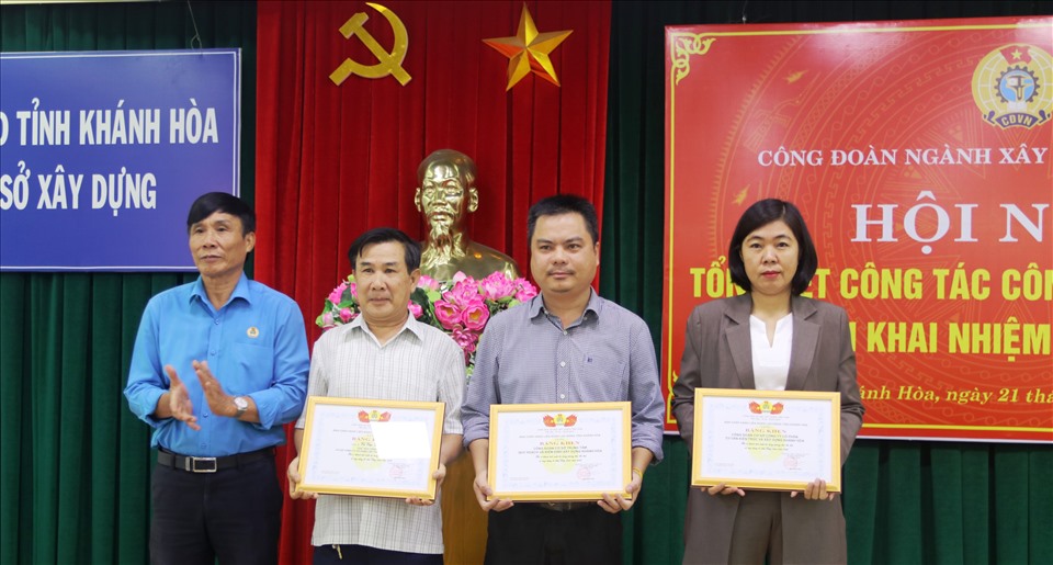 Đại diện LĐLĐ tỉnh Khánh Hòa tặng bằng khen cho tập thể và cá nhân thuộc CĐ Ngành Xây dựng Khánh Hòa có thành tích xuất sắc trong phong trào thi đua và xây dựng tổ chức Công đoàn năm 2020. Ảnh: Phương Linh