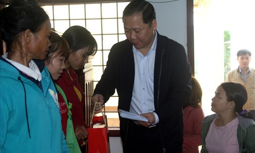Chủ tịch UBND tỉnh Bình Định - Nguyễn Phi Long tặng quà cho người dân xã Đắk Mang, huyện Hoài Ân, Bình Định. Ảnh: N.T