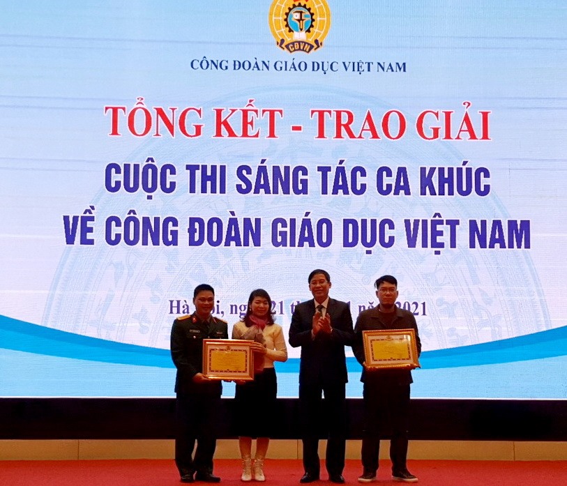 Chủ tịch Công đoàn Giáo dục Việt Nam Vũ Minh Đức trao Bằng khen cho các tác giải đoạt giải Nhất. Ảnh AT