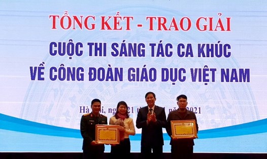 Chủ tịch Công đoàn Giáo dục Việt Nam Vũ Minh Đức trao Bằng khen cho các tác giải đoạt giải Nhất. Ảnh AT