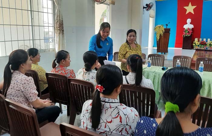 Đồng chí Thạch Thị Thu Hà - Chủ tịch LĐLĐ tỉnh Trà Vinh - thăm và tặng quà cho giáo viên trường tư thục trên địa bàn. Ảnh: Trí Dũng