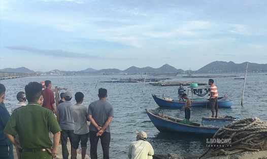 Lực lượng chức năng vẫn đang nỗ lực tìm kiếm ngư dân mất tích do ghe bị chìm trong khi đánh bắt trên Vịnh Cam Ranh. Ảnh: Phương Linh