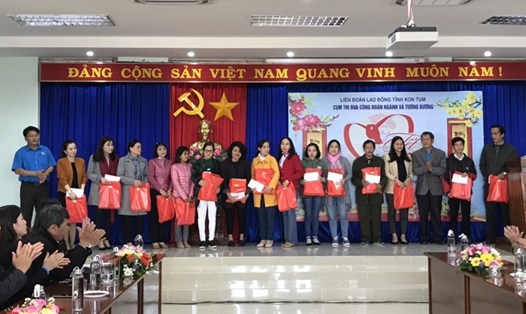 Ông Lê Ích Dàng - Phó Chủ tịch LĐLĐ tỉnh Kon Tum trao quà cho đoàn viên lao động ngành giáo dục