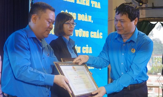 Ông Nguyễn Thanh Tùng - Phó Chủ nhiệm Uỷ ban Kiểm tra Tổng Liên đoàn Lao động Việt Nam, trao bằng khen cho các tập thể có nhiều thành tích trong 5 năm thực hiện Nghị quyết 6b. Ảnh: Chân Phúc.
