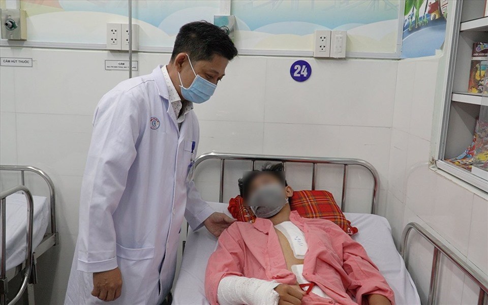 Nam sinh 14 tuổi được các bác sĩ Bệnh viện Chợ Rẫy (TPHCM) điều trị. Ảnh: Bệnh viện cung cấp Nam sinh 14 tuổi được các bác sĩ Bệnh viện Chợ Rẫy (TPHCM) điều trị. Ảnh: Bệnh viện cung cấp