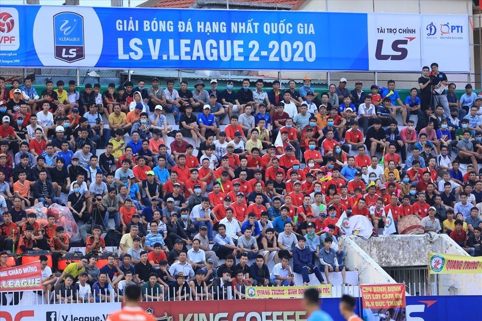 Hàng ngàn fan Bình Định di chuyển vào Nha Trang. Ảnh: VPF