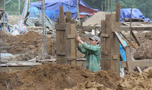 Nỗ lực xây dựng nhà mới cho người dân bị sạt lở ở xã Trà Leng (huyện Nam Trà My, tỉnh Quảng Nam). Ảnh: Thanh Chung