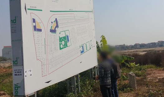 Dù vẫn là bãi đất trống nhưng theo "cò" môi giới, dự án khu nhà ở thôn Ngọc Khám (Gia Đông, Thuận Thành) đã được phân lô bán nền gần như xong xuôi. Ảnh: PV