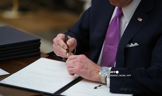 Ông Joe Biden ký 17 sắc lệnh ngay ngày đầu nhậm chức tổng thống Mỹ. Ảnh: AFP.