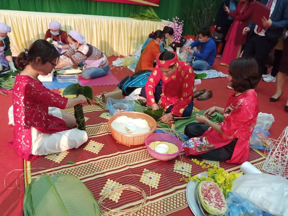 Các đội thi gói bánh chưng tại chương trình. Ảnh: Thu Trang