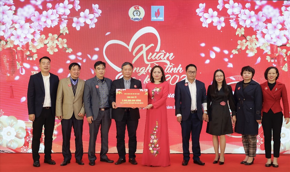 Chủ tịch Công đoàn Dầu khí Việt Nam Nghiêm Thuỳ Lan trao biển tặng quà cho người lao động dịp Tết Tân Sửu tại
Xuân nghĩa tình Dầu khí - Kết nối yêu thương năm 2021. Ảnh: CĐ DK